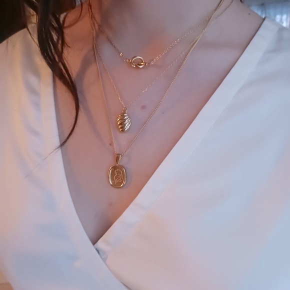 18k GP Hypoallergenic Tarnish resistant honeycomb and woman necklace set ❄️ - Picture 4 of 4